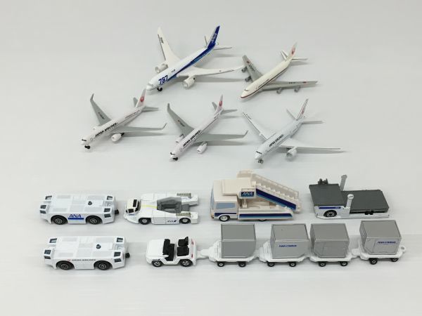 K18-431-1021-069【中古】ANA(全日本空輸)＆JAPAN AIRLINES(日本航空) 牽引車/タラップカー/コンテナ牽引車/飛行機など おもちゃ 模型 11点_画像1
