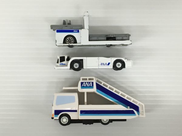 K18-431-1021-069【中古】ANA(全日本空輸)＆JAPAN AIRLINES(日本航空) 牽引車/タラップカー/コンテナ牽引車/飛行機など おもちゃ 模型 11点_画像3