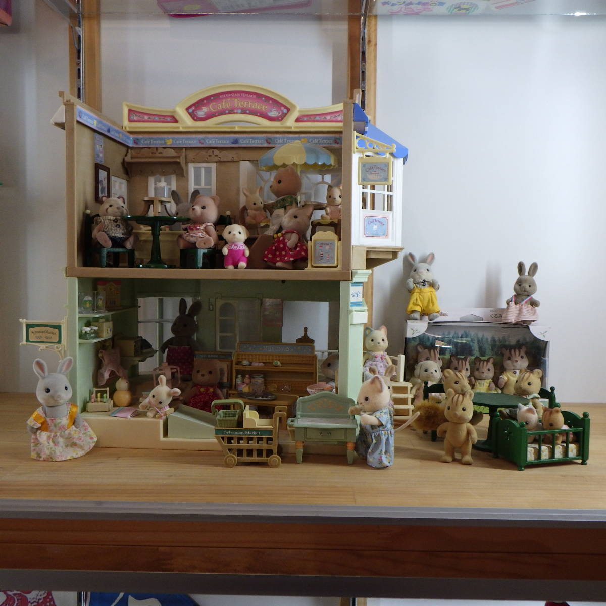 エポック社 シルバニアファミリー 大量 まとめ 家具 家 人形 小物 おもちゃ 玩具 女の子 同梱不可_画像1