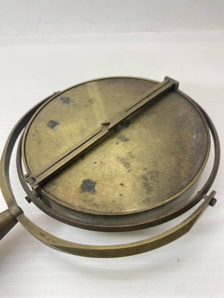  brass made compass . needle record Edo curtain end Meiji compass person . record hill rice field guarantee flat structure . antique rare old tool small person .