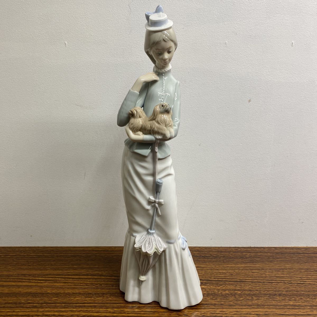 LLADRO リヤドロ 陶器人形 仔犬を抱く貴婦人 4893 西洋陶器 置物 高さ約38cm_画像1