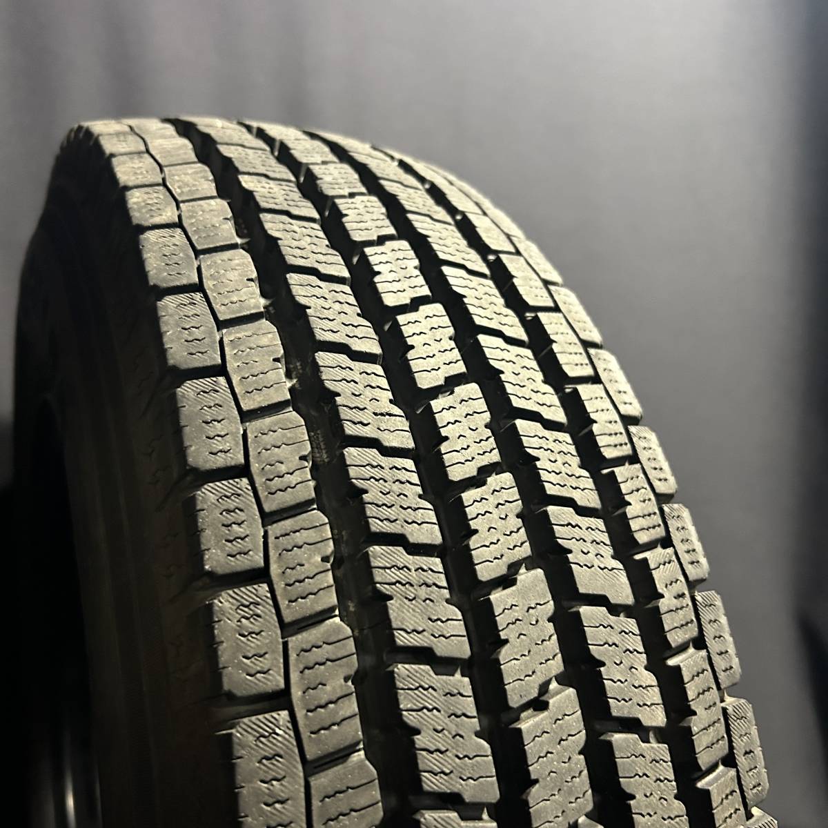 イボ付き★ ほぼ新品ホイール★ 195/80R15 107/105L ヨコハマ IG91 スタッドレス 6J 6穴PCD139.7 ハイエース トヨタ純正_画像2