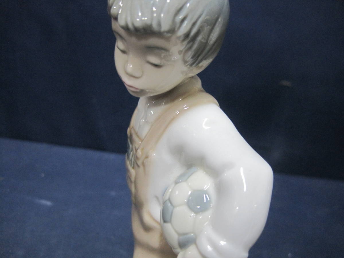 【V184】リヤドロ LLADRO NAOフィギュリン サッカーボール 男の子 陶器人形 置物 インテリア 高さ約19㎝_画像3