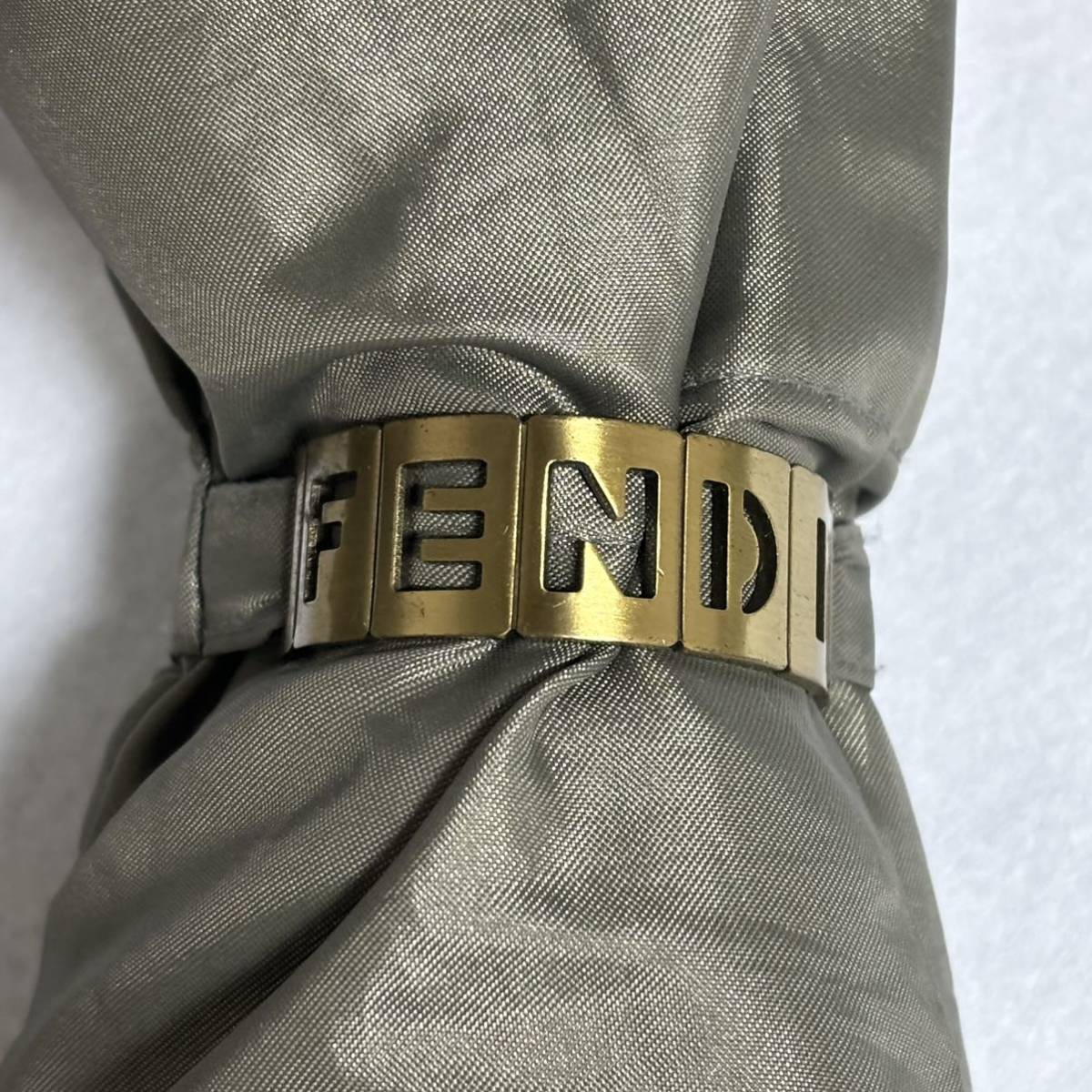 【美品】FENDI フェンディ 折りたたみ傘 折り畳み カサ グリーン 人気 希少柄 高級 折り畳み傘 通勤 通学 旅行 雨 グリーン 緑 柄_画像9