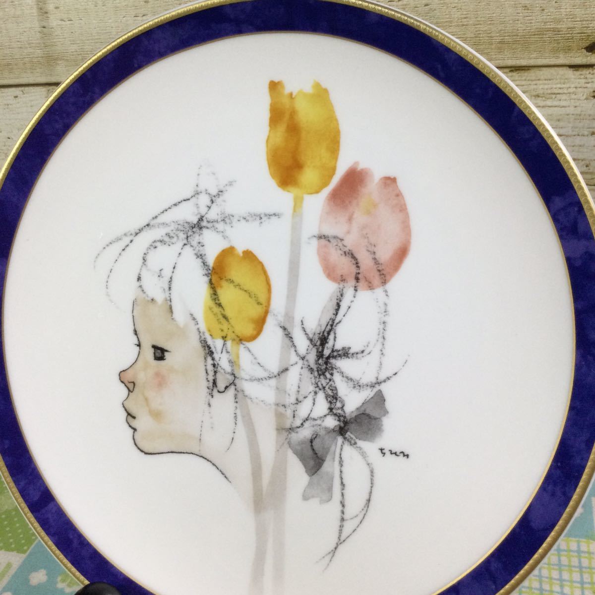 NARUMI ナルミ いわさきちひろ チューリップのある少女像 2000年 イヤーズプレート 絵皿 飾り皿の画像2