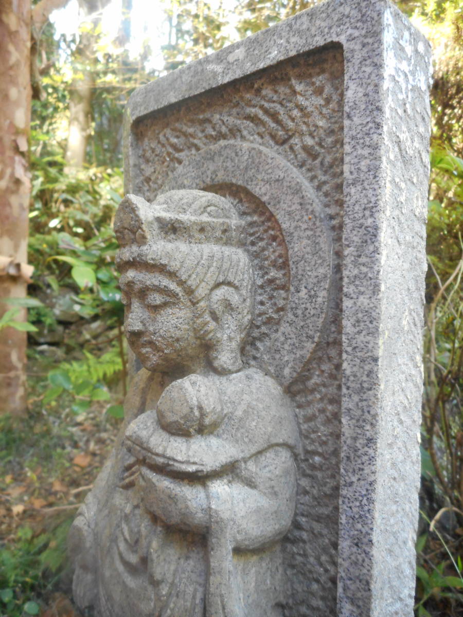石仏「御影石　丁寧に彫られ仕上げられています　優しいお顔の聖観音立像」東海地区より　サイズ高さ４２㎝　幅１６×１２㎝　重さ１５㎏_画像6