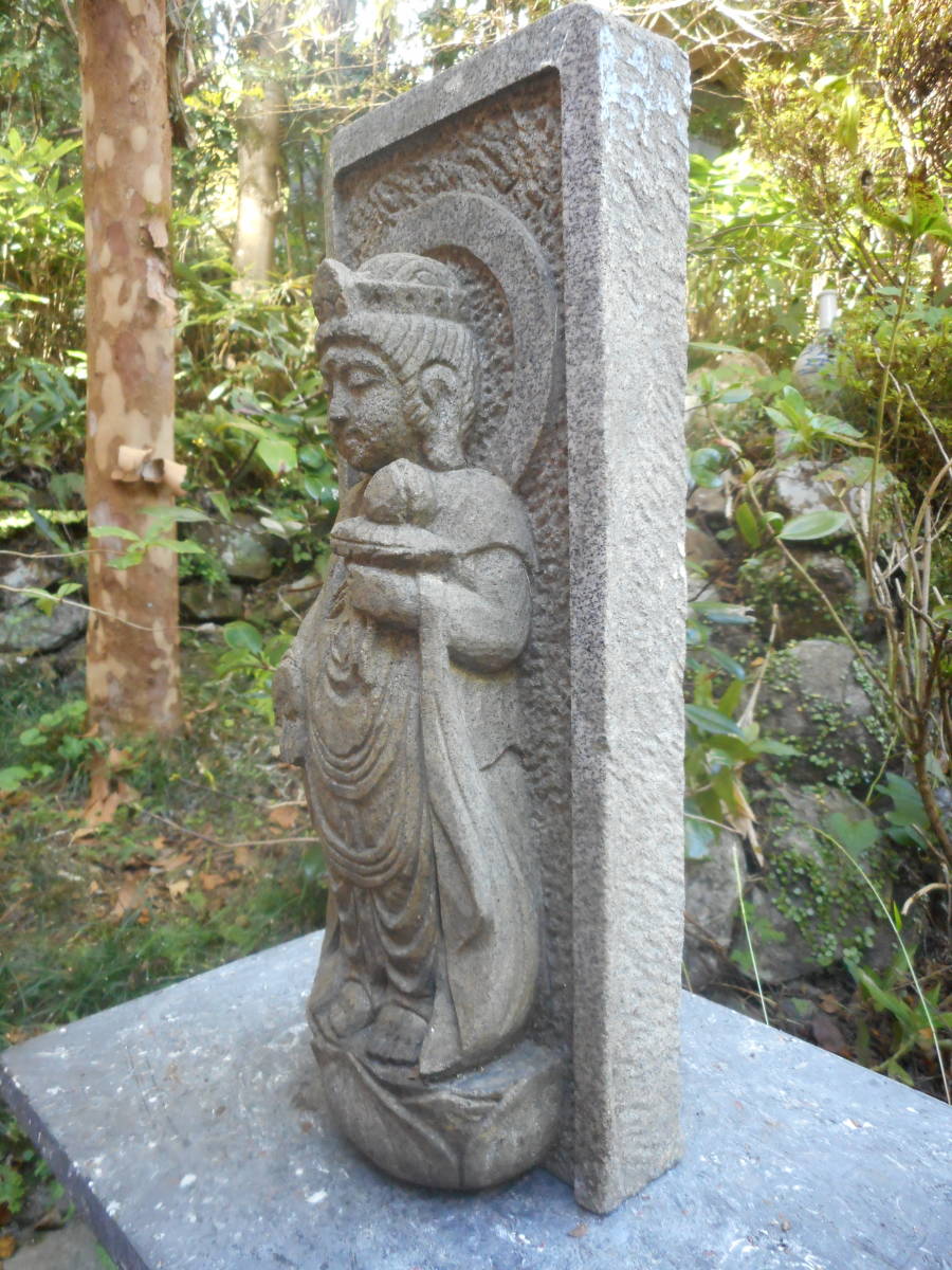 石仏「御影石　丁寧に彫られ仕上げられています　優しいお顔の聖観音立像」東海地区より　サイズ高さ４２㎝　幅１６×１２㎝　重さ１５㎏_画像5