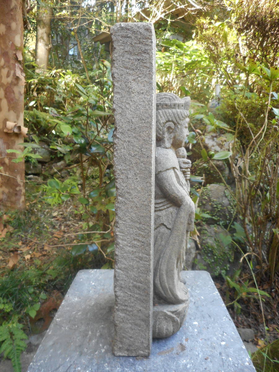 石仏「御影石　丁寧に彫られ仕上げられています　優しいお顔の聖観音立像」東海地区より　サイズ高さ４２㎝　幅１６×１２㎝　重さ１５㎏_画像8