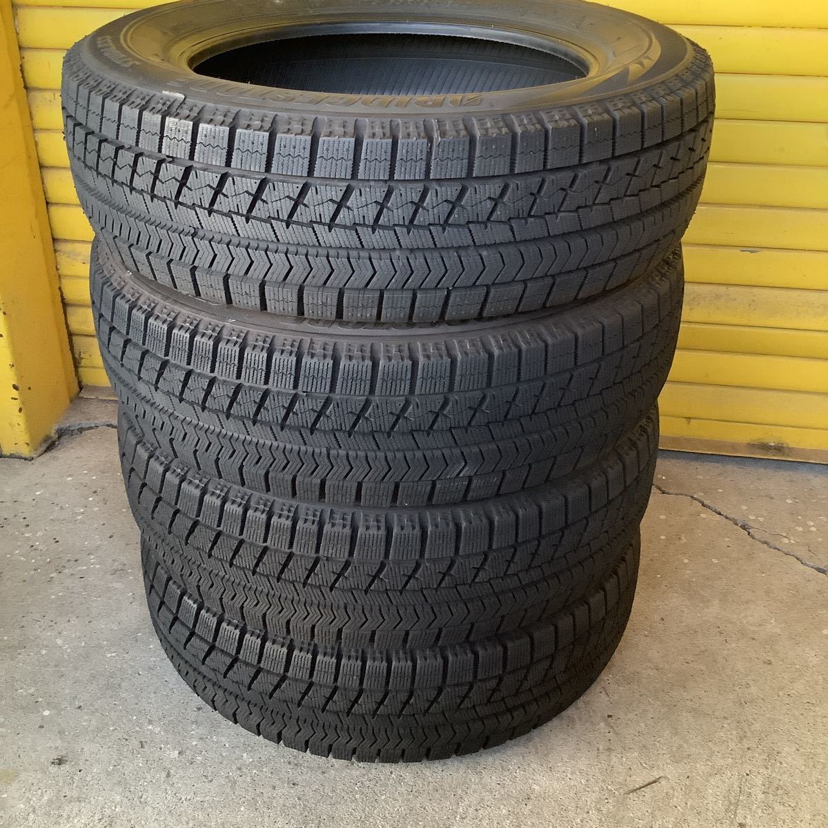 BRIDGESTONE BLIZZAK VRX 175/65R15 19年　深溝　コンパクトカー　訳あり　名古屋　手渡しＯＫ　４本セット_画像1