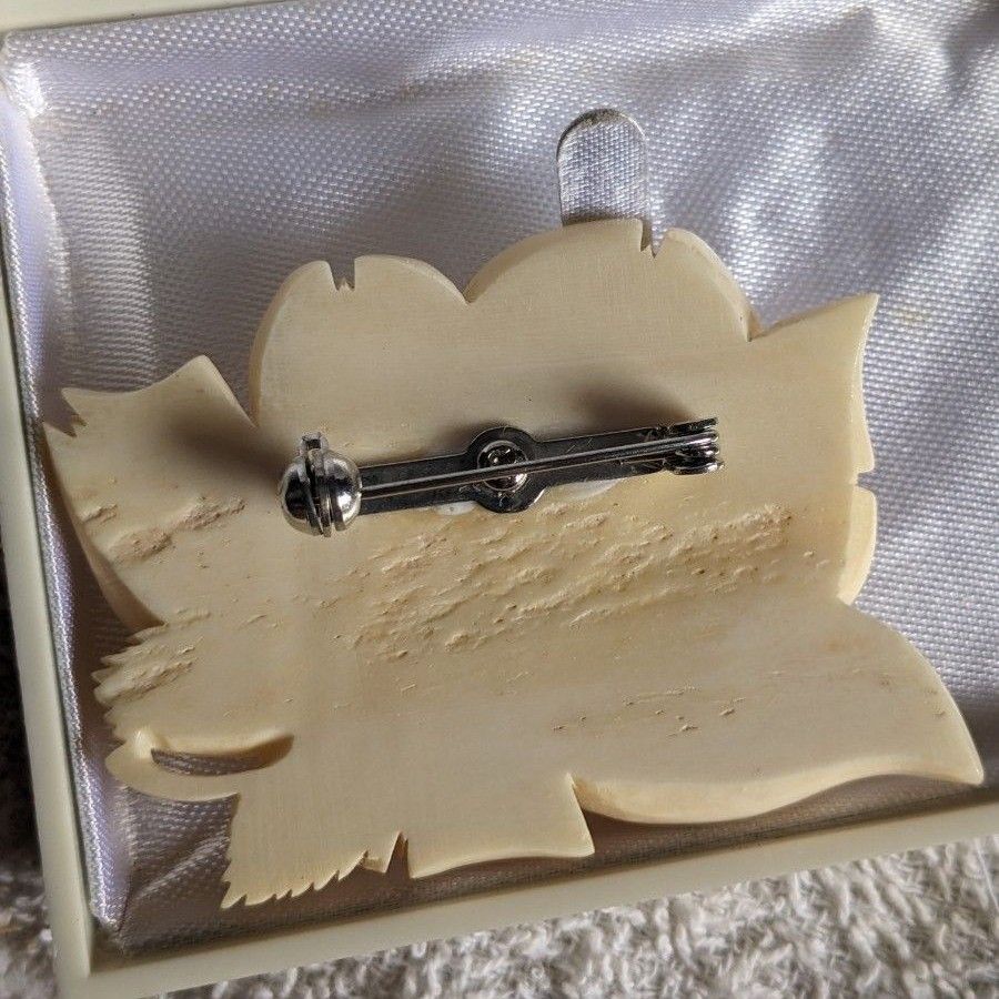 ブローチ 彫刻 象牙色 鯨歯?レトロ 天然素材 ビンテージ アンティーク 花細工 当時物 和装小物