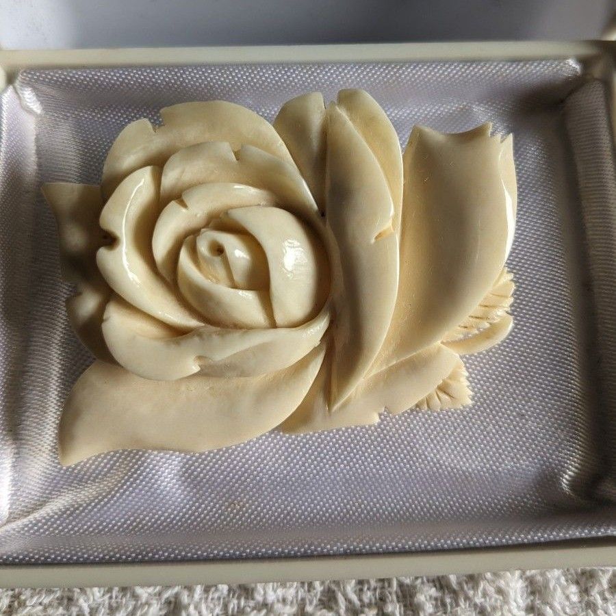 ブローチ 彫刻 象牙色 鯨歯?レトロ 天然素材 ビンテージ アンティーク 花細工 当時物 和装小物
