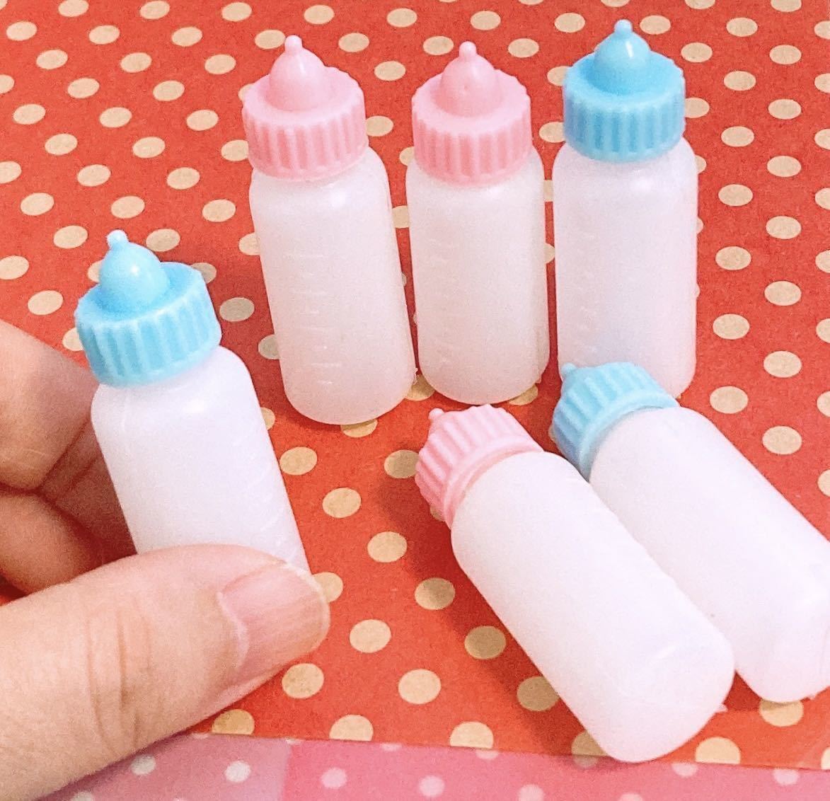 no.08 ミニチュア ベビー小物 哺乳瓶6個 ドールハウス デコパーツ おままごと など。プラスチック製。 ドール用　おもちゃ。_画像1