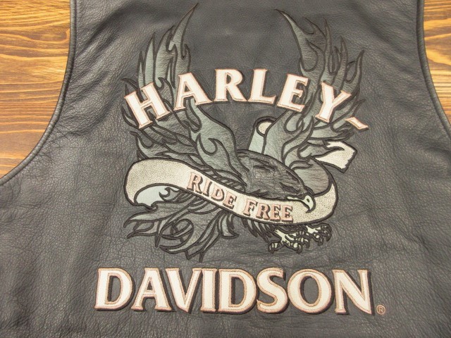 M ハーレーダビッドソン 高級 DEFIANCE レザー ベスト 革ベスト サイド編上げ レースアップ Ｌ～LLサイズ相当 Harley-Davidson ライダース_背面の凝ったグラフィック
