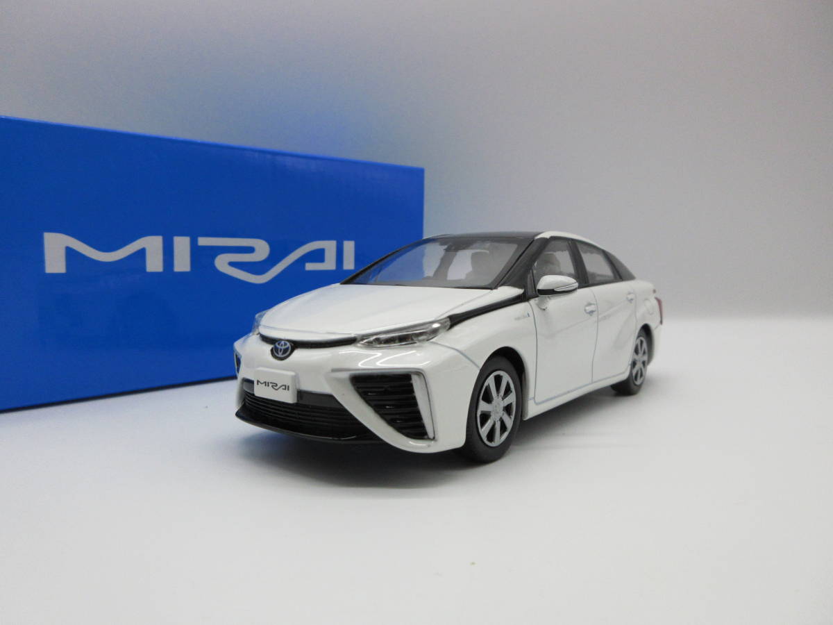 1/30 トヨタ ミライ MIRAI カラーサンプル 非売品 ミニカー ツートーン ホワイトパールクリスタルシャイン_画像1