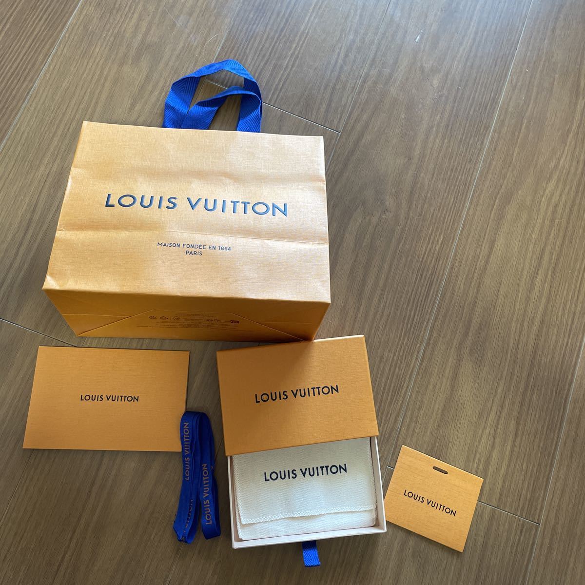 ルイヴィトン(LOUIS VUITTON)空箱・紙袋・メッセージカード・リボン