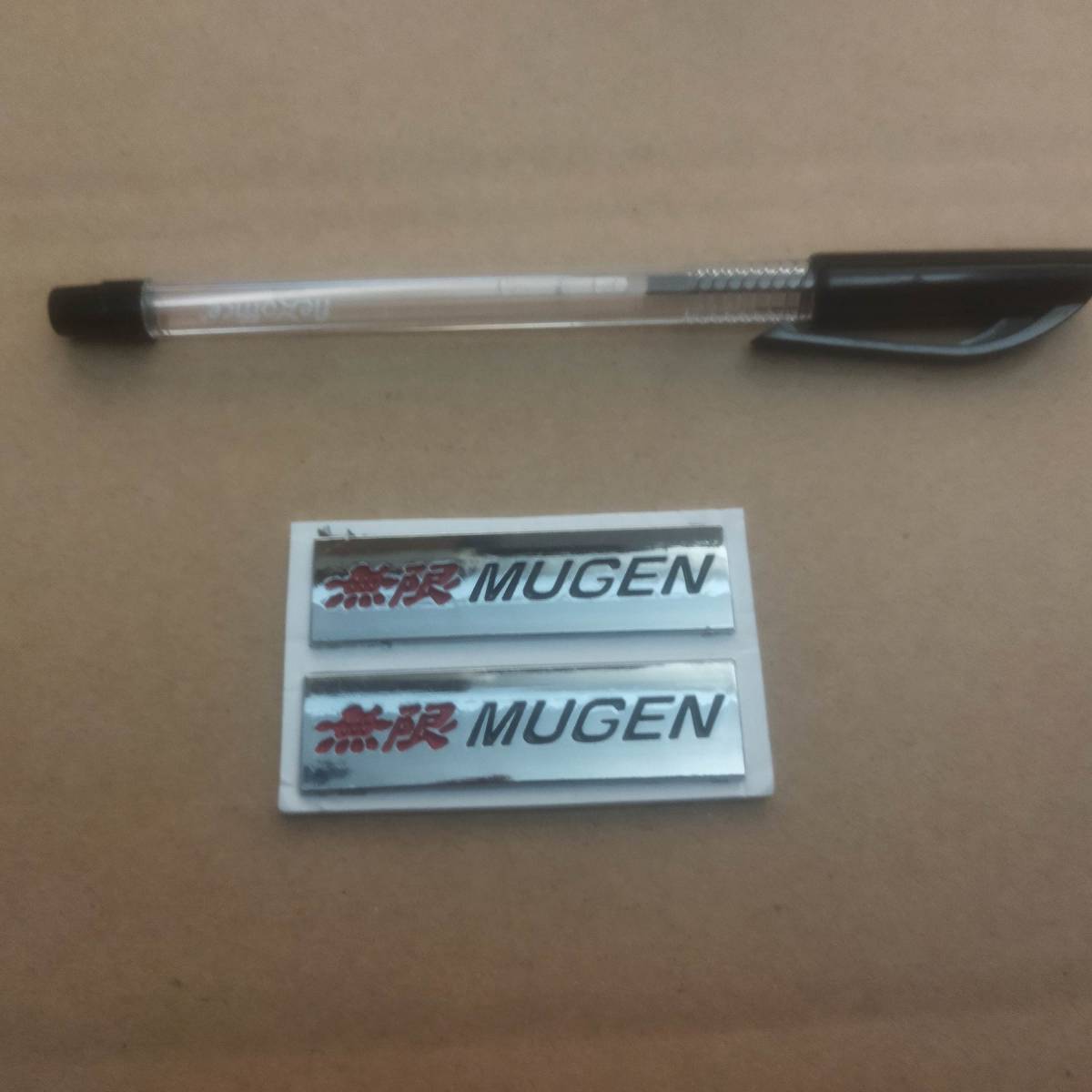 【送料込】無限 MUGEN エンブレムプレート 2枚組 　文字：赤／黒　縦1.4cm×横5.4cm 厚さ2mm(1枚の大きさ)　本田　ホンダ　HONDA　_画像1