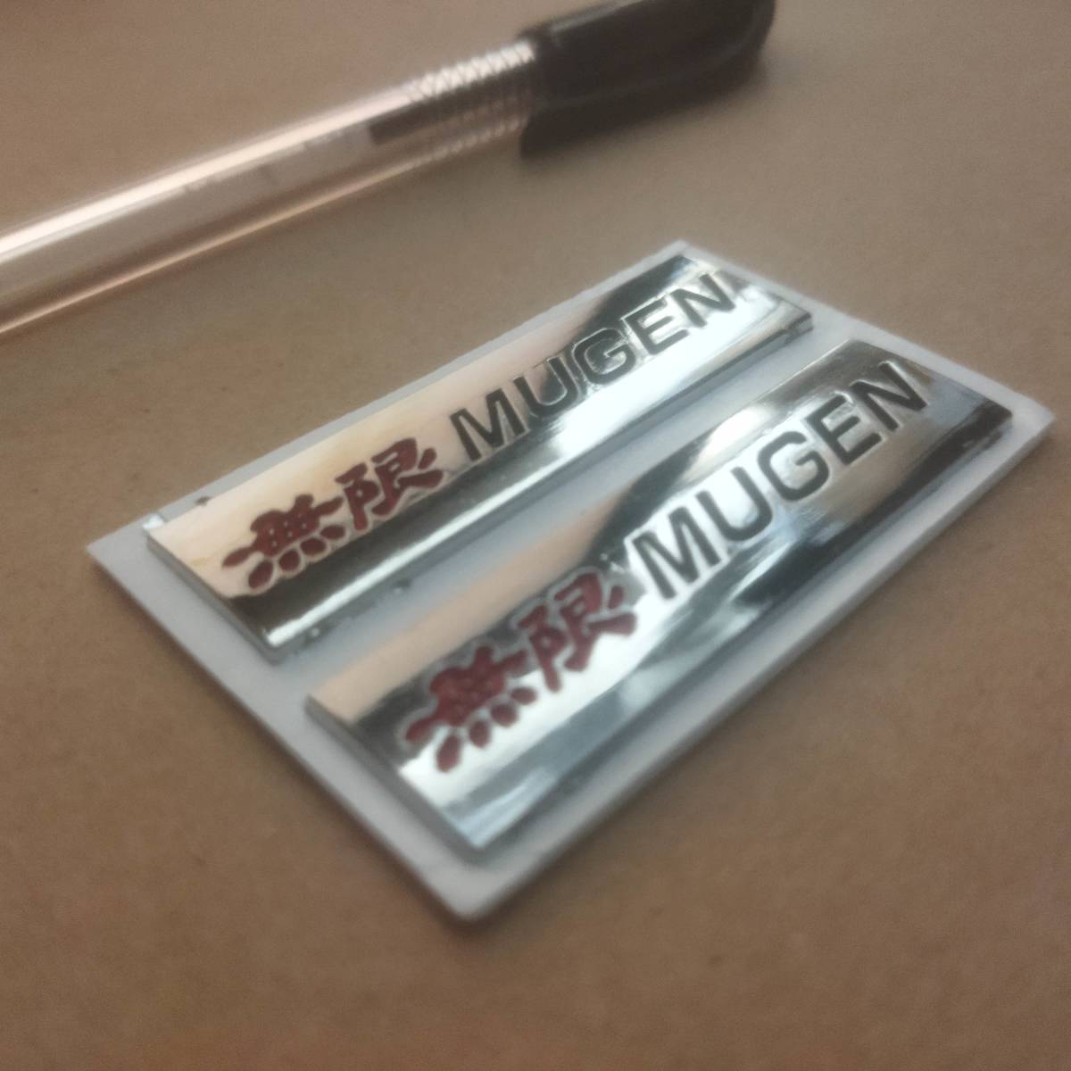 【送料込】無限 MUGEN エンブレムプレート 2枚組 　文字：赤／黒　縦1.4cm×横5.4cm 厚さ2mm(1枚の大きさ)　本田　ホンダ　HONDA　_画像2