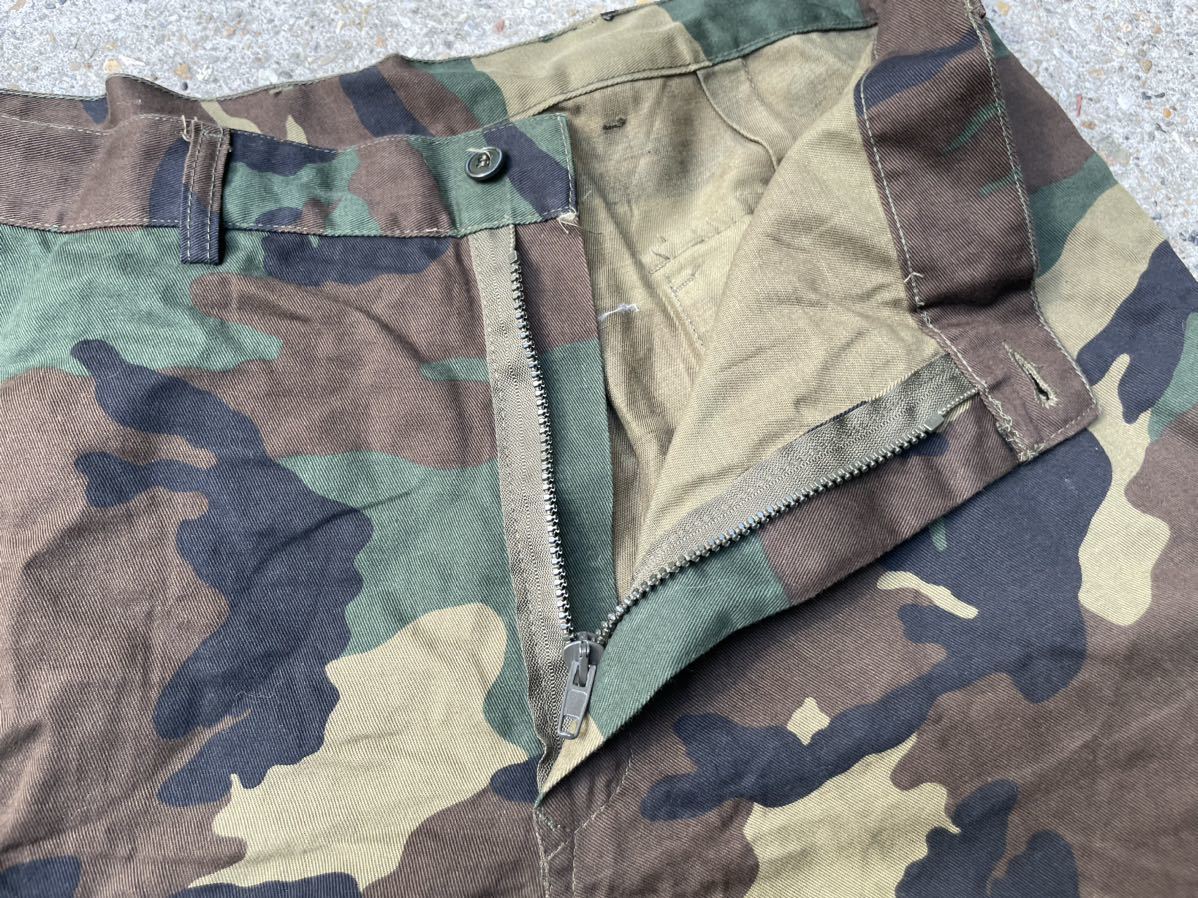 古着 迷彩カーゴパンツ 90cm欧州古着 イタリア軍 90s ビンテージ ワークパンツ ウッドランド リーフ ヨーロッパ古着 ミリタリーカモフラ_画像4