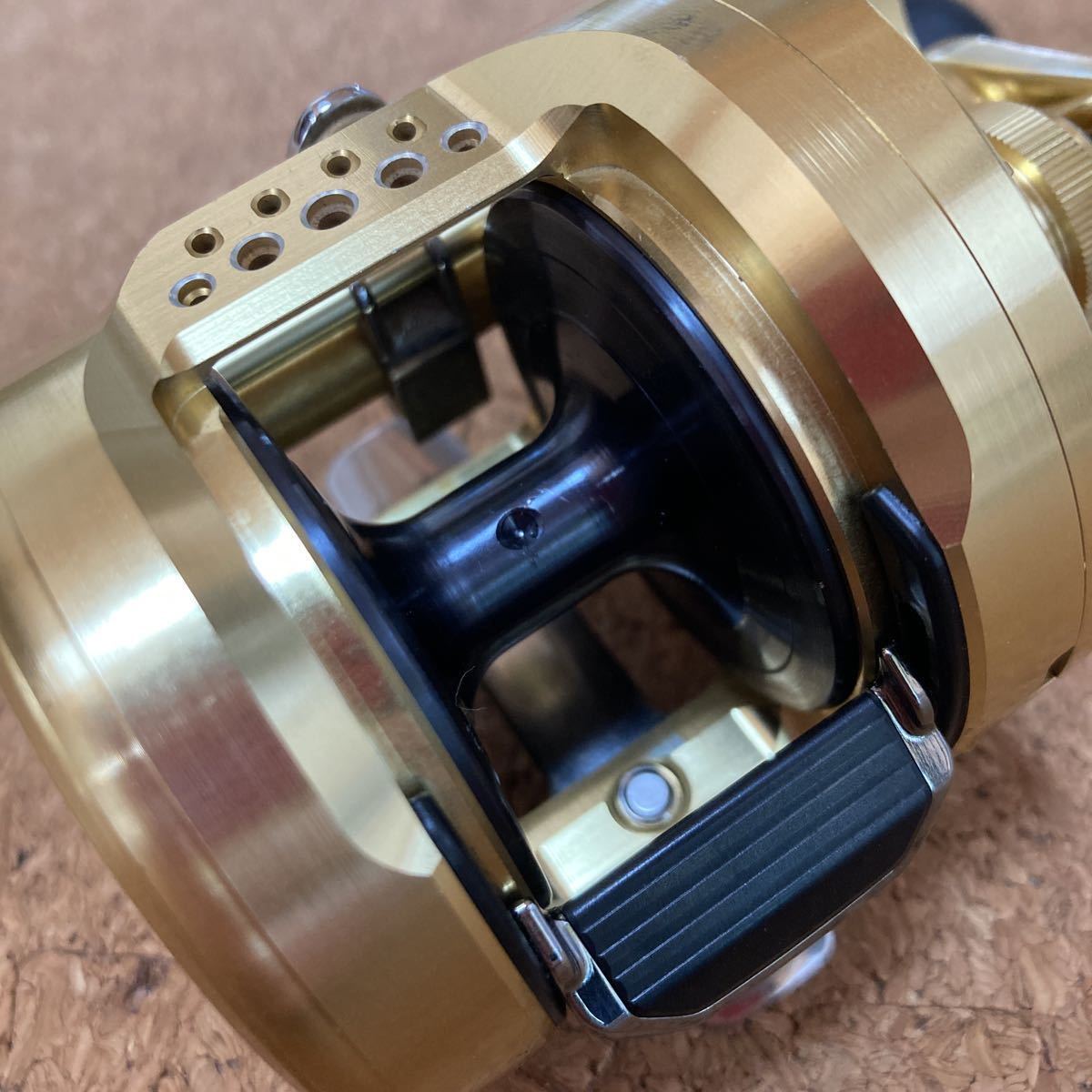 シマノ 23カルカッタコンクエストMD 300XG 右ハンドル ベイト シマノ 23カルカッタコンクエストMD 300XG 右ハンドル ベイト