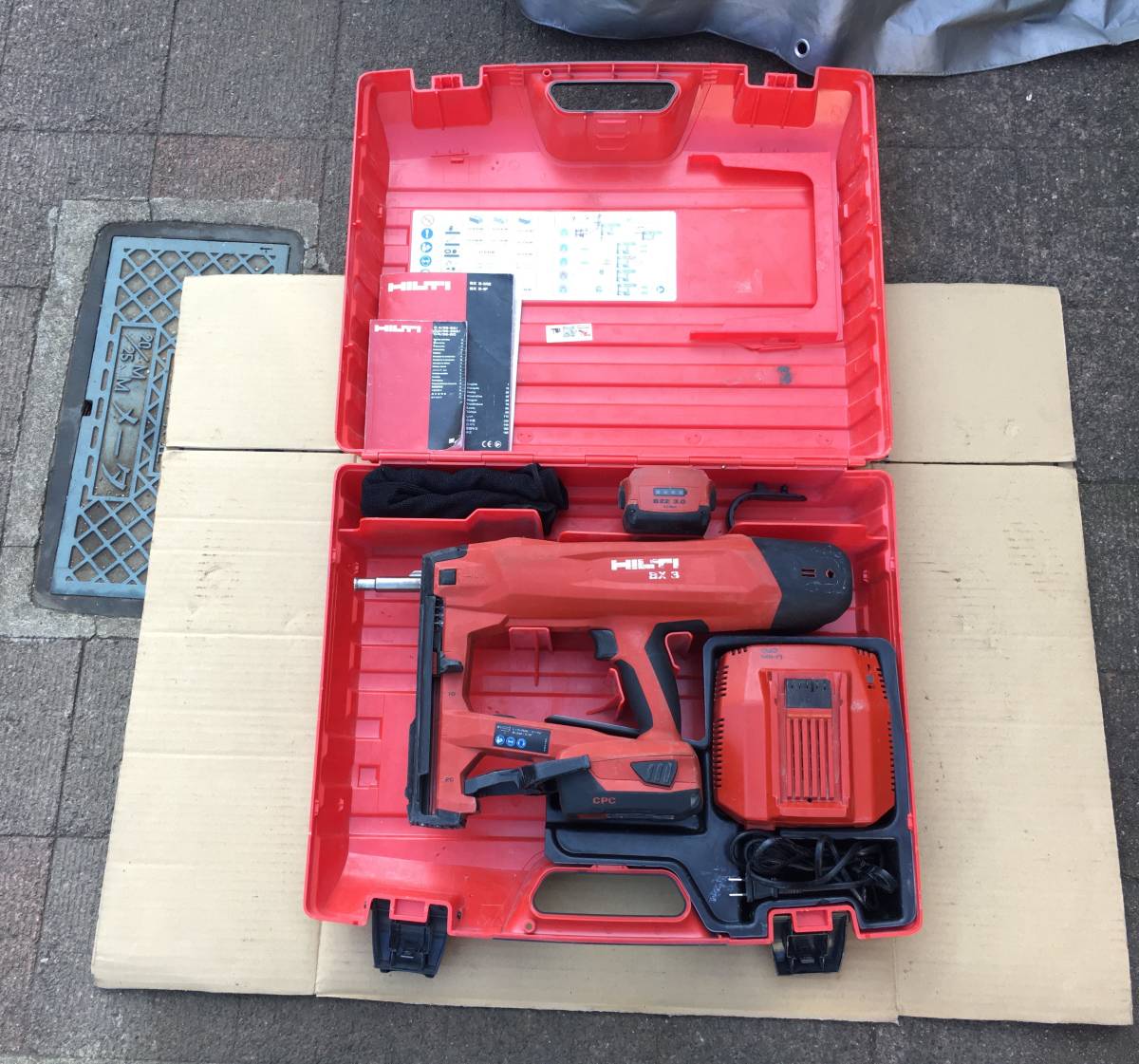 引き取り限定です。！！！　★値下げ74000円★　BX3　HILTI　ヒルティ　バッテリー式鋲打機　バッテリー×2_画像1