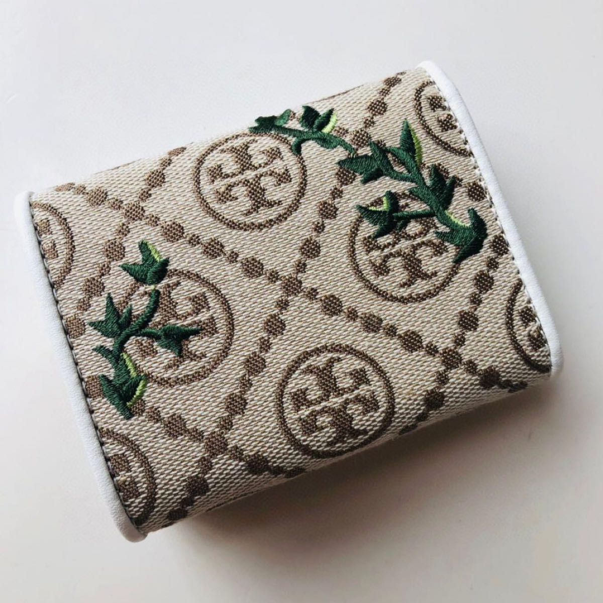 トリーバーチ Tモノグラム鳥刺繍 コイン カード 三つ折り財布 トリーバーチ Tモノグラム鳥刺繍 コイン カード 三つ折り財布