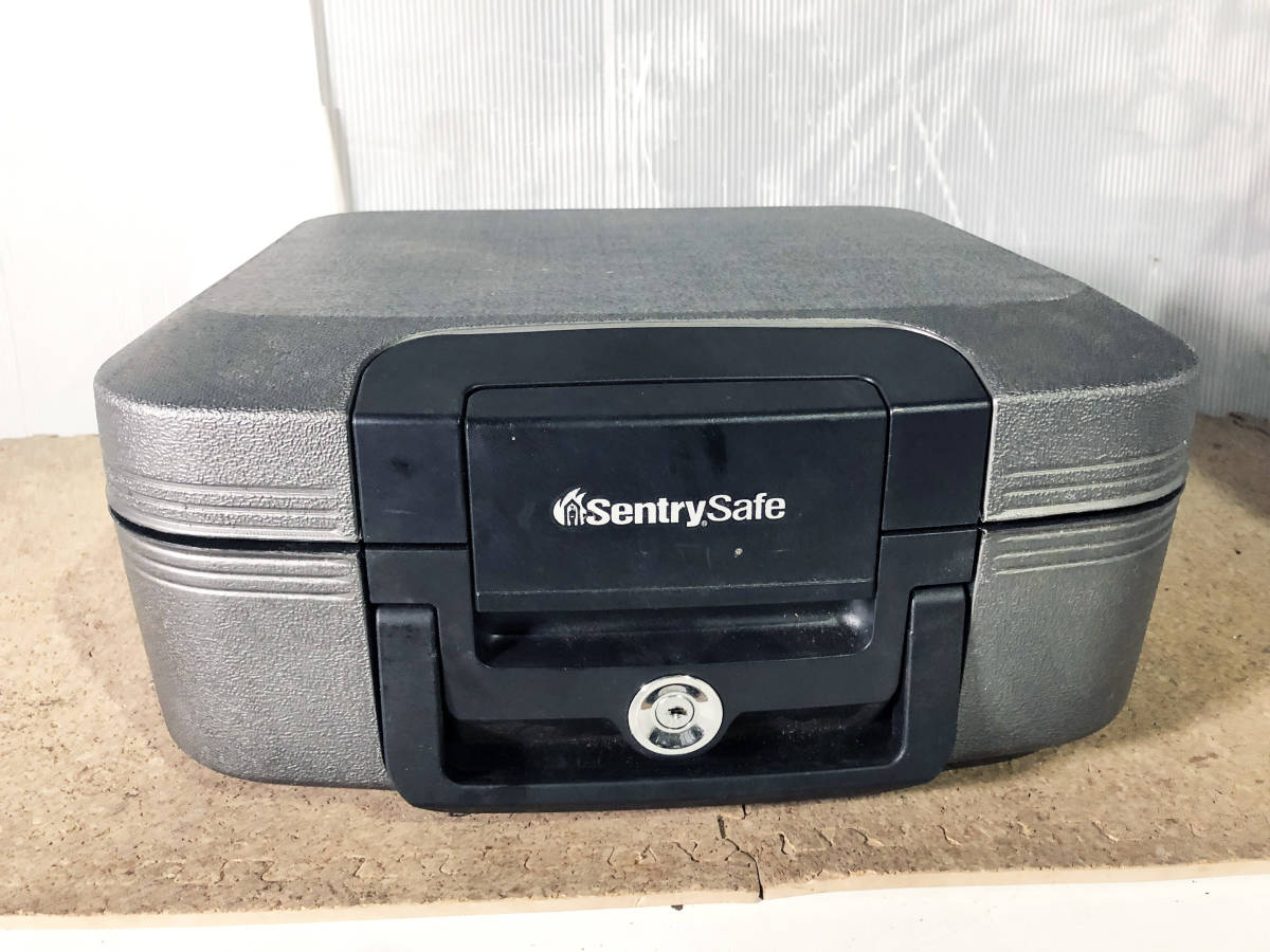 ◎★ 中古★Sentry Safe/セントリーセーフ　ポータブル金庫　 耐火金庫　保管庫　手提げ金庫　鍵付き【G38320806】CFJ7_画像3