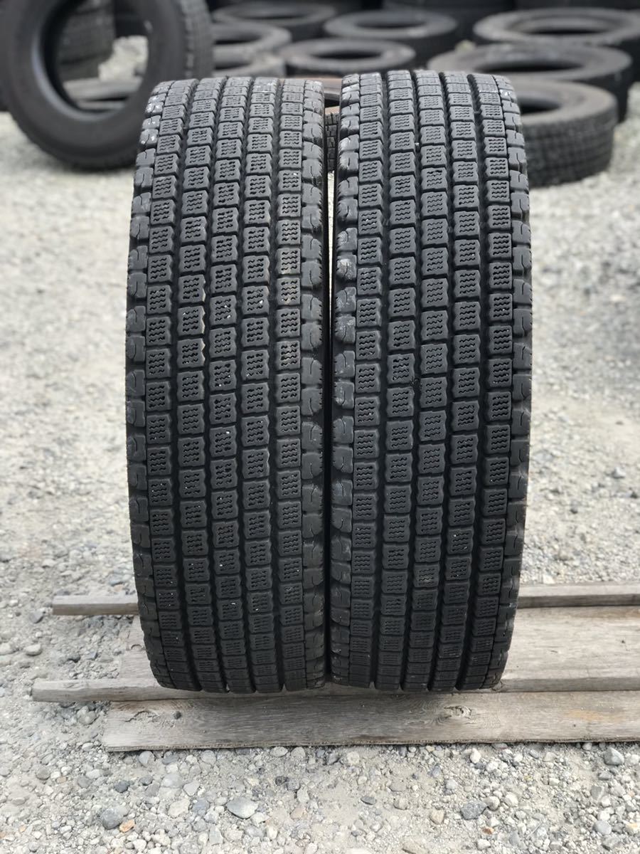 2835 ブリヂストン　295/80R22.5 スタッドレス　2本セット_画像1