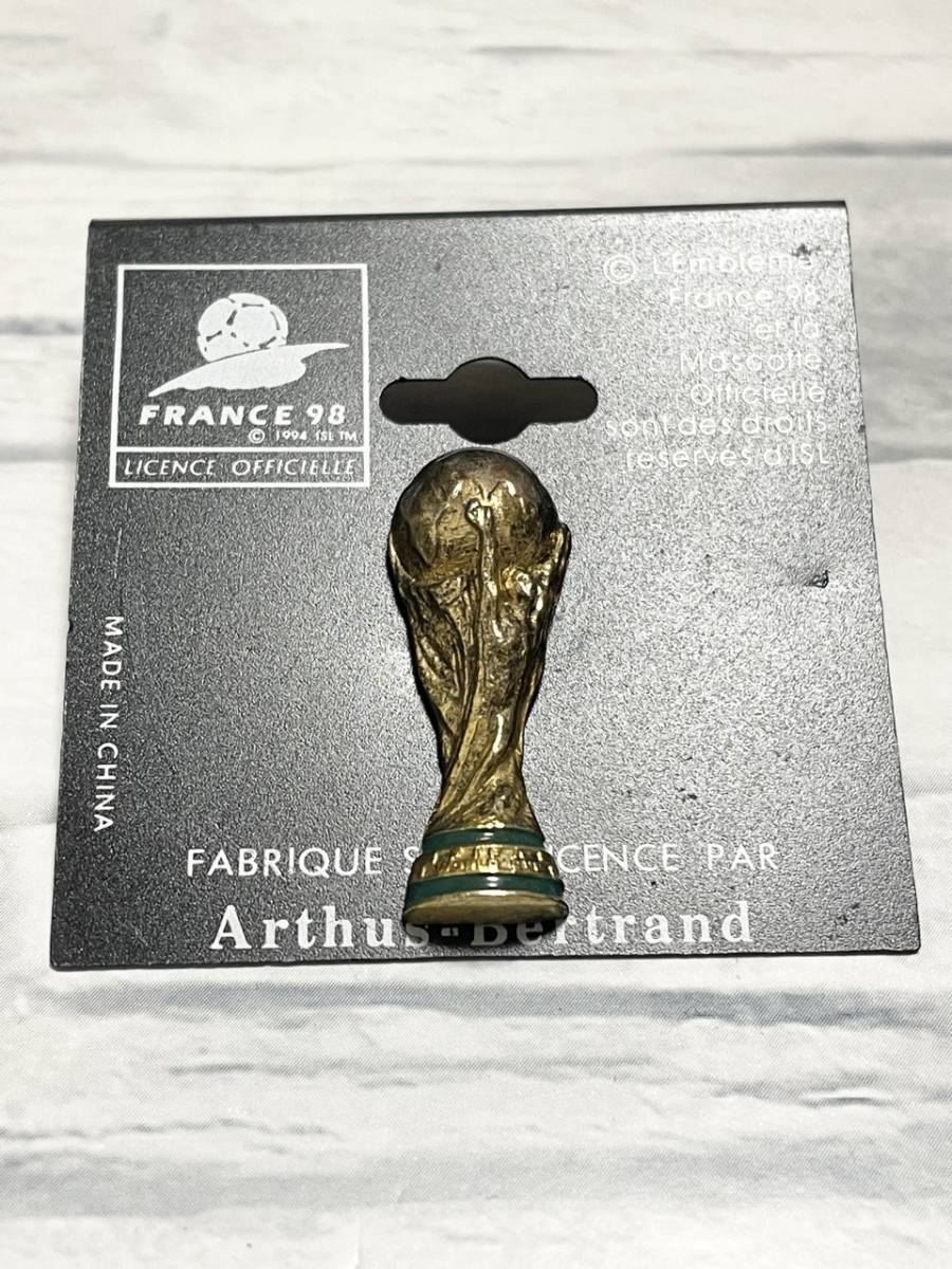 【ビンテージ】1998年 フランス大会 サッカーワールドカップ '98 トロフィー型 ピンバッジ ｜ピンバッヂ World Cup football soccer Franceの画像1