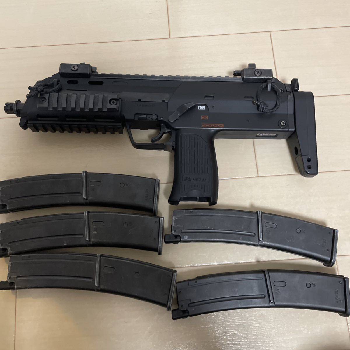 東京マルイ MP7A1 ガスガン 予備マガジン4個付き カスタム品 ガスブローバック_画像1