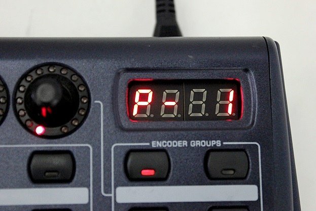 BEHRINGER/べリンガー MIDI フェダーコントローラー●BCF2000 中古_数字を表示する部分のカバー欠損。