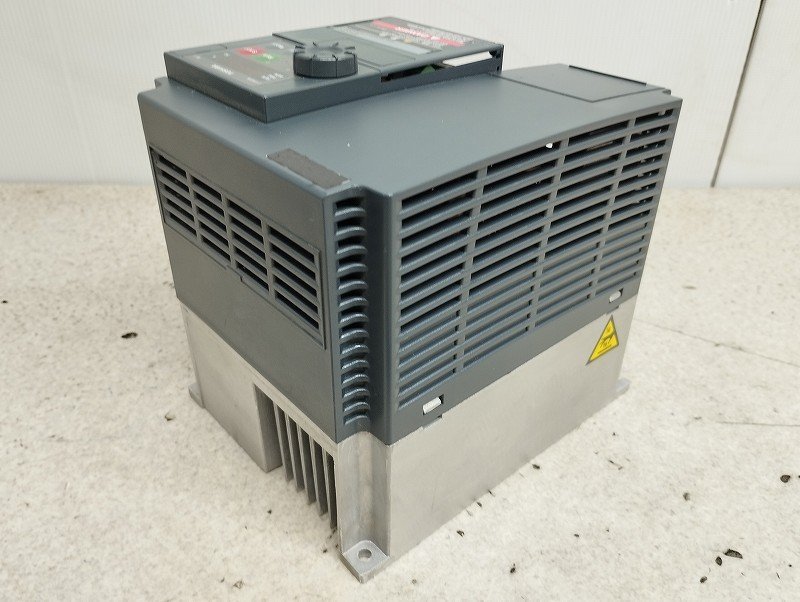 東芝 インバーター VF-S15 VFS15-4037PL 3PH-380/500V-3.7/4.0kW/5HP ジャンク12_画像3