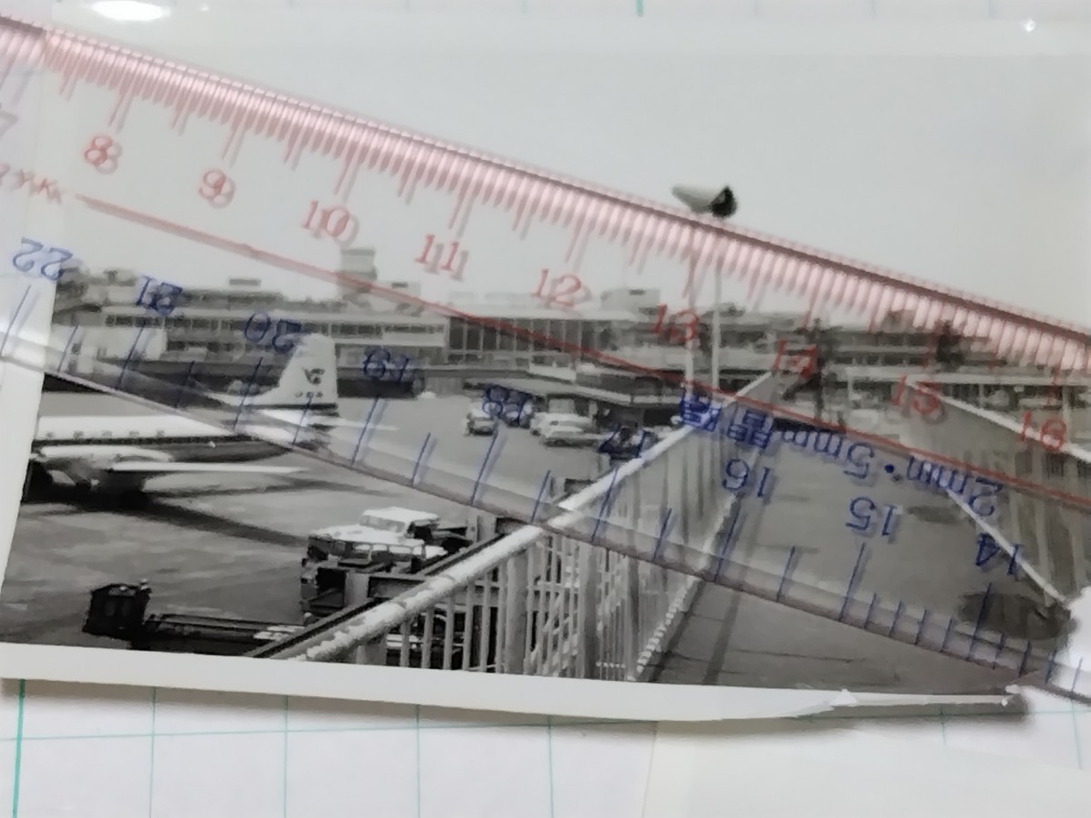 古写真 JDA 日本国内航空 YS-11 羽田空港 5枚まとめて モノクロ 昭和30～40年代？ 昭和レトロ レア 当時物_画像4