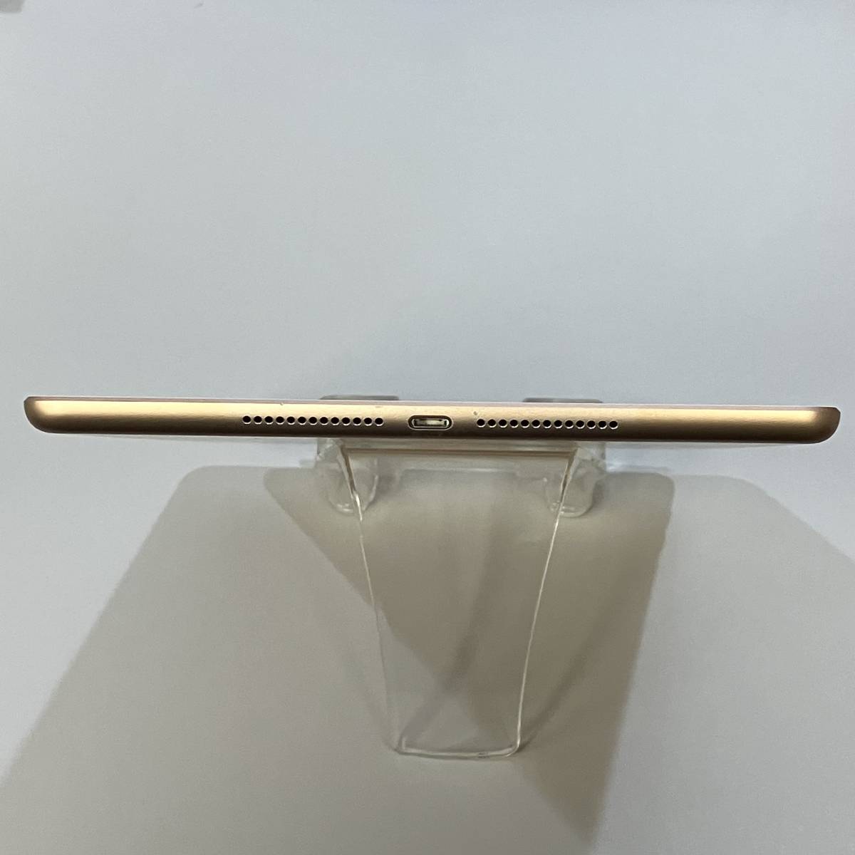 【中古 訳あり】SIMフリー Apple iPad 第6世代 9.7インチ Cellularモデル 128GB ゴールド MRM22J/A 利用制限○ au版_画像4