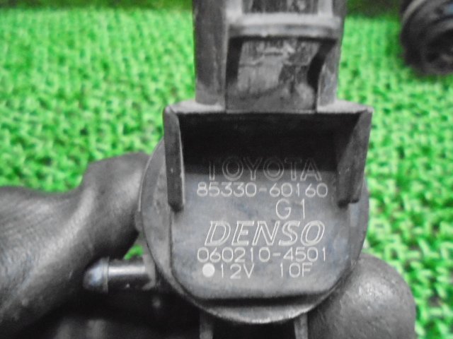 9EV1699 BC4)) トヨタ アイシス ZNM10G 前期型 L 純正 ウォッシャータンクモーター　　85330-60160_画像2