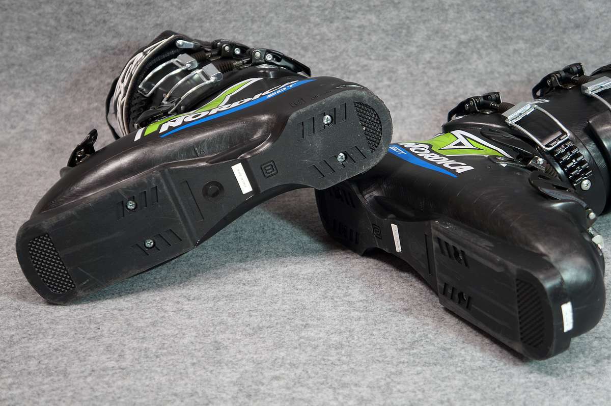 ノルディカ NORDICA DOBERMANN スキーブーツ 新古品 [カラー ノルディカ NORDICA DOBERMANN スキーブーツ 新古品 [カラー