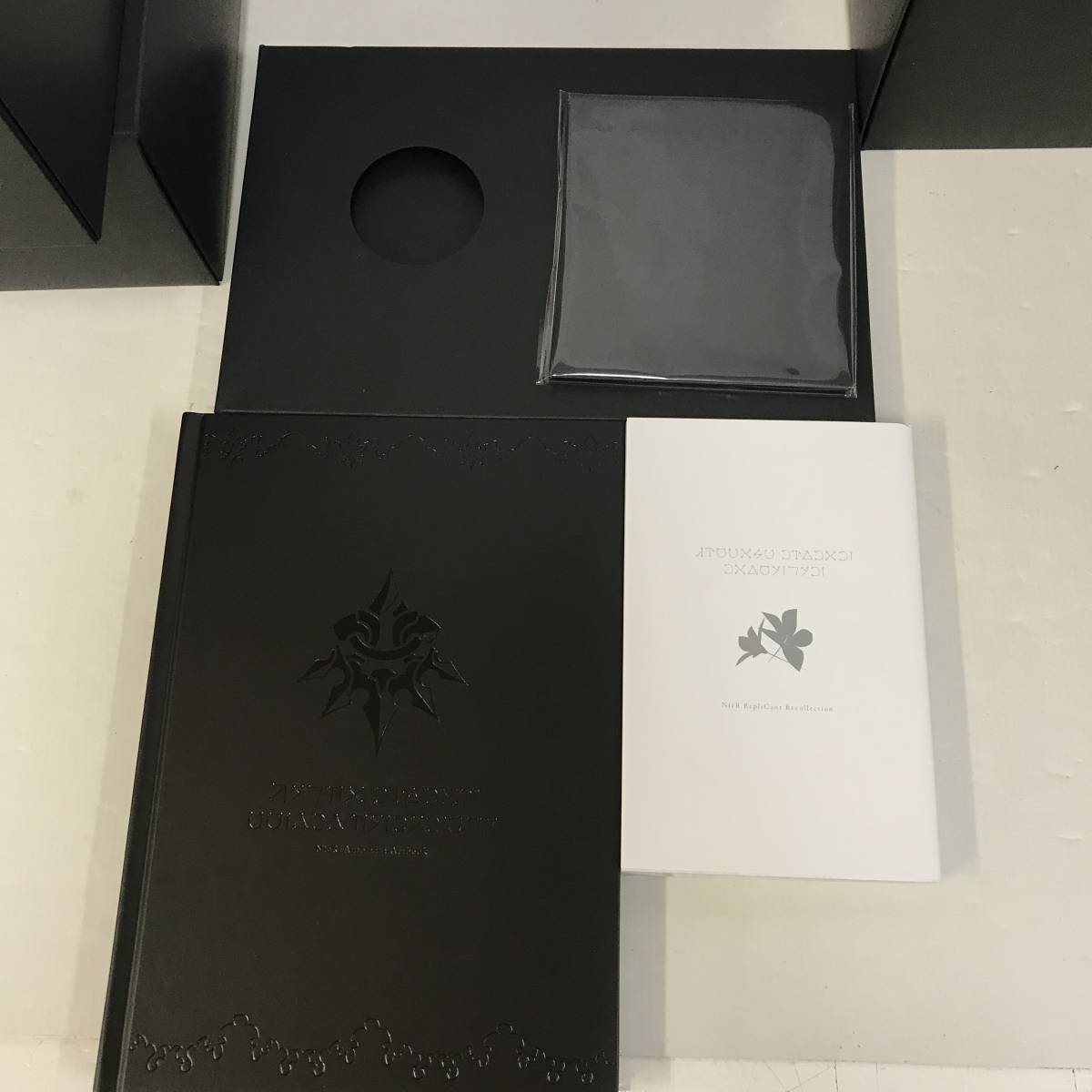 32　Playstation4 PS4 ソフト NieR:Automata ニーア オートマタ Black Box Edition 中古品 (100)_画像3