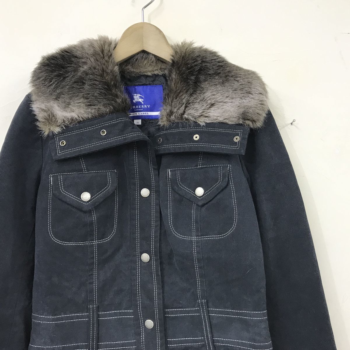 O2246-N◆美品◆ BURBERRY BLUE LABEL バーバリー ブルーレーベル コーデュロイジャケット ファー 裏キルティング◆size38 ブラック 綿_画像3