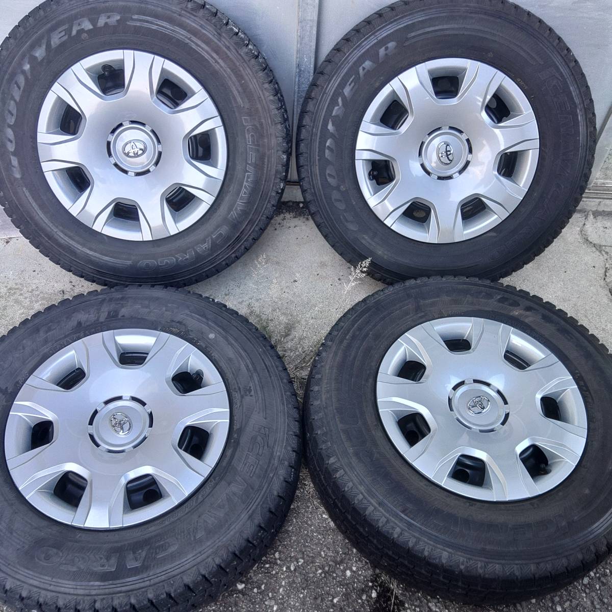 195/80R15LTバリ溝バリ山スタッドレス冬グッドイヤーハイエース200外しトヨタ純正ホイールセット4本_画像1