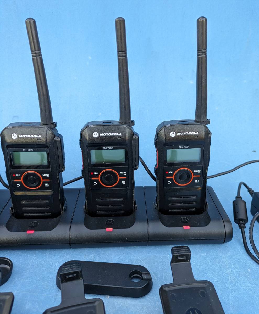 モトローラデジタル簡易無線機ＭｉＴ７０００充電器付き５台MOTOROLAハンディ無線機動作確認送料詳細は商品説明に記載されています_画像4