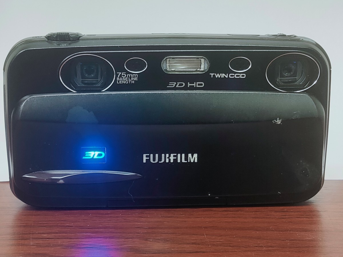 3219 【動作品】FUJIFILM FinePix ＲＥＡＬ 3D W3 コンパクトデジタルカメラ 動作確認済み バッテリー付き_画像2