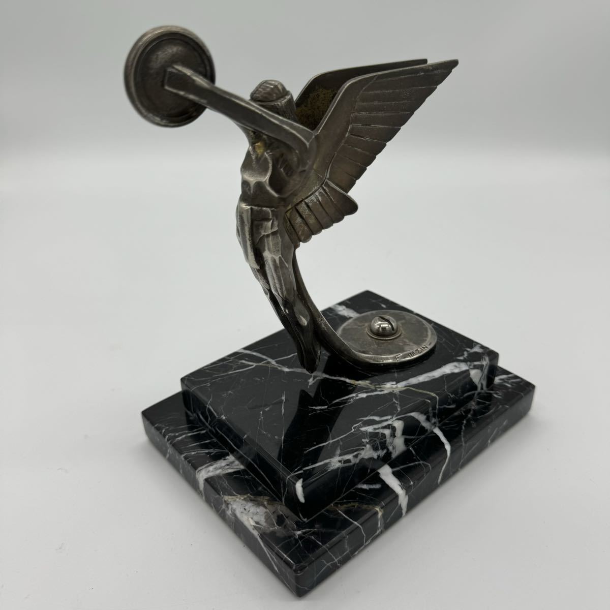 LE TRIOMPHE RADIATOR CAR MASCOT - HOOD ORNAMENT BY F.BAZIN ラジエーター カーマスコット トリオンフ フランソワ・バザン エンブレム_画像1