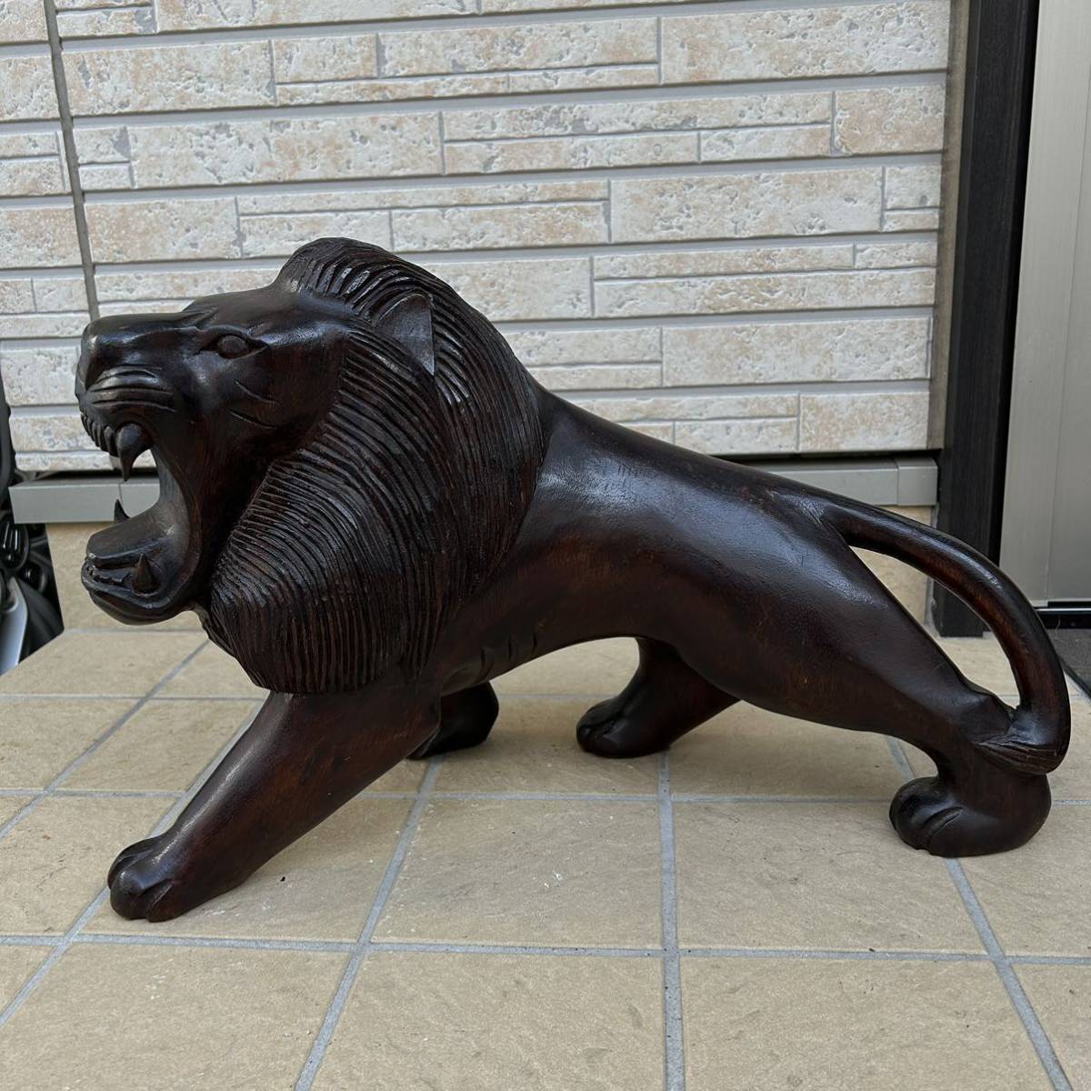 美術品　ライオン　置物　木彫リ　一刀彫 彫刻工芸　干支 オブジェ インテリア　重さ約4.4kg サイズ約　50cm×25cm×33cm