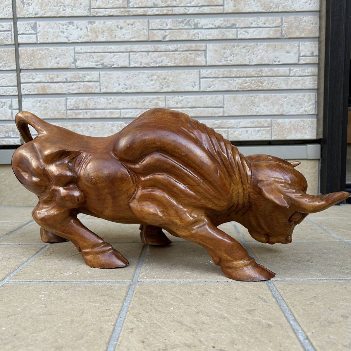 美術品　牛の置物 闘牛 木彫り　彫刻工芸　インテリア　大迫力 約43cm×16cm×20cm 重さ約2.3kg アンティーク レトロ_画像2