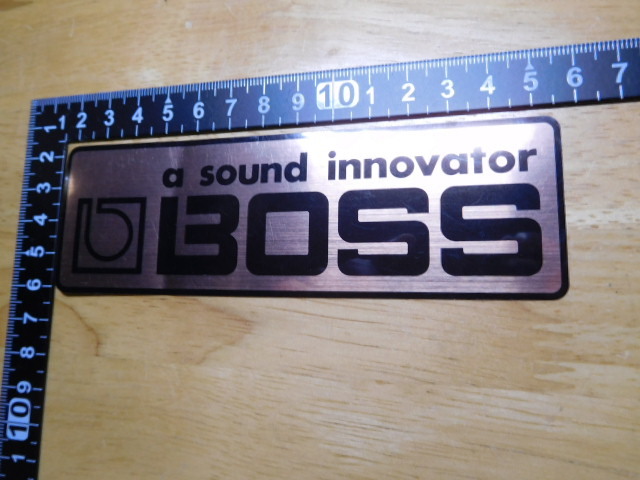 売り切り・・♪新品在庫品・BOSS SOUND INNOVATOR・ボス・サウンド・メタル調ステッカー（14㎝）_サイズ：約14㎝×4.5㎝