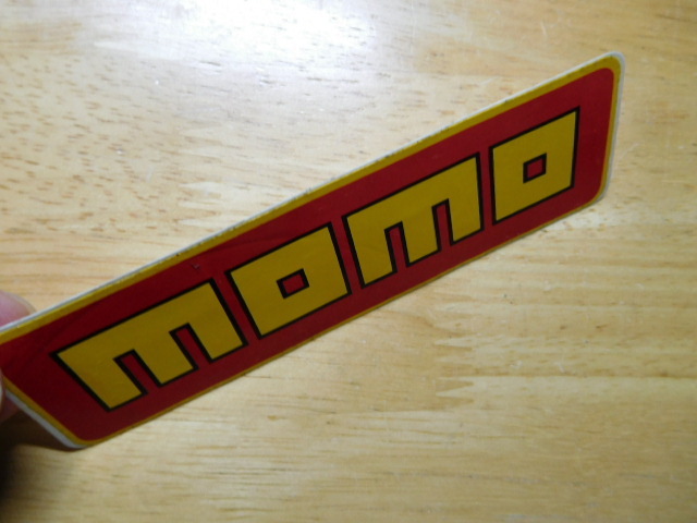 希少レア☆彡新品在庫品（劣化有）momo・モモステアリング/ハンドル・メーカー・ステッカー（12.5㎝）当時物・レトロ・街道レーサー_上部からです。
