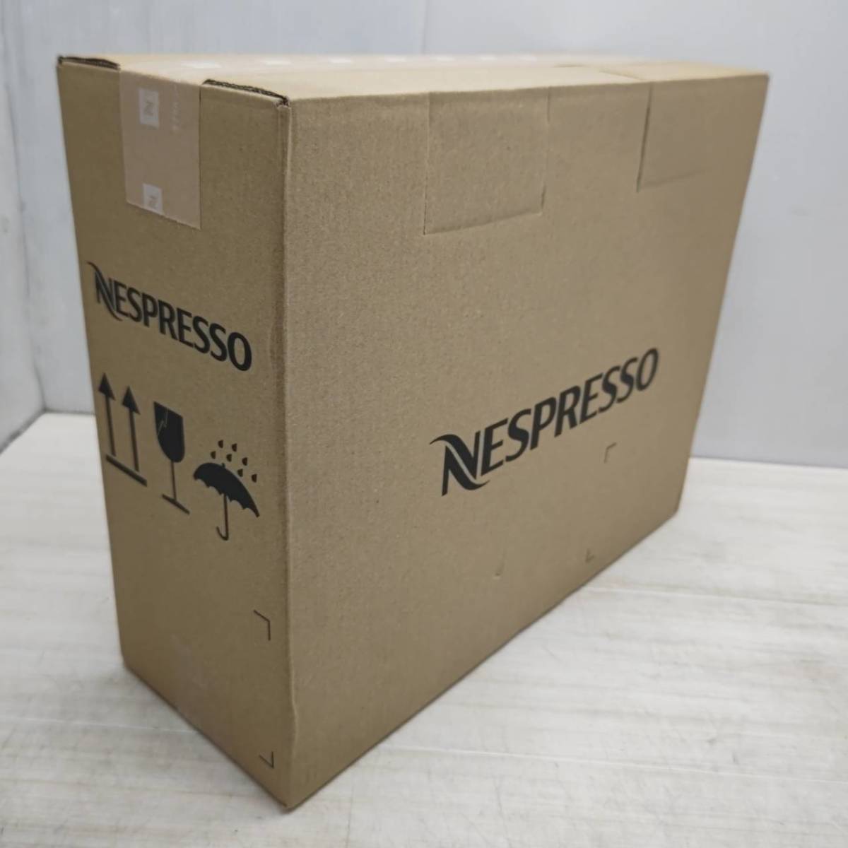 送料無料S78287 ネスプレッソ　コーヒーメーカー　C30-WH-W　同梱カプセルセット付　美品良品　未使用品