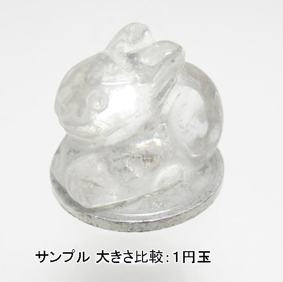 NO.8 うさぎ(水晶)カービング(彫刻品)(20×15ｍｍ)(1個)＜万物との調和＞運気が跳ねる 天然石現品_画像3