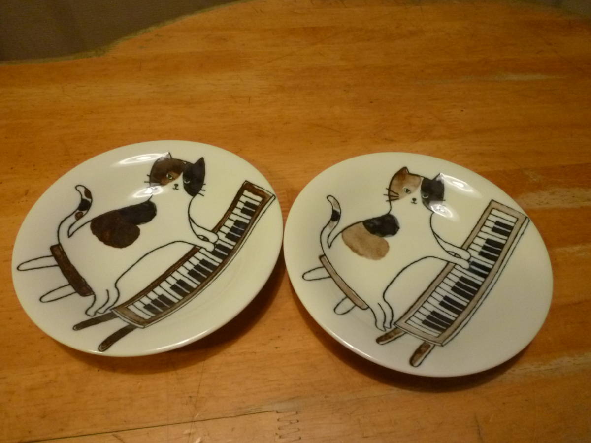Kanesada ピアノ弾きの猫　お皿2枚セット_画像1