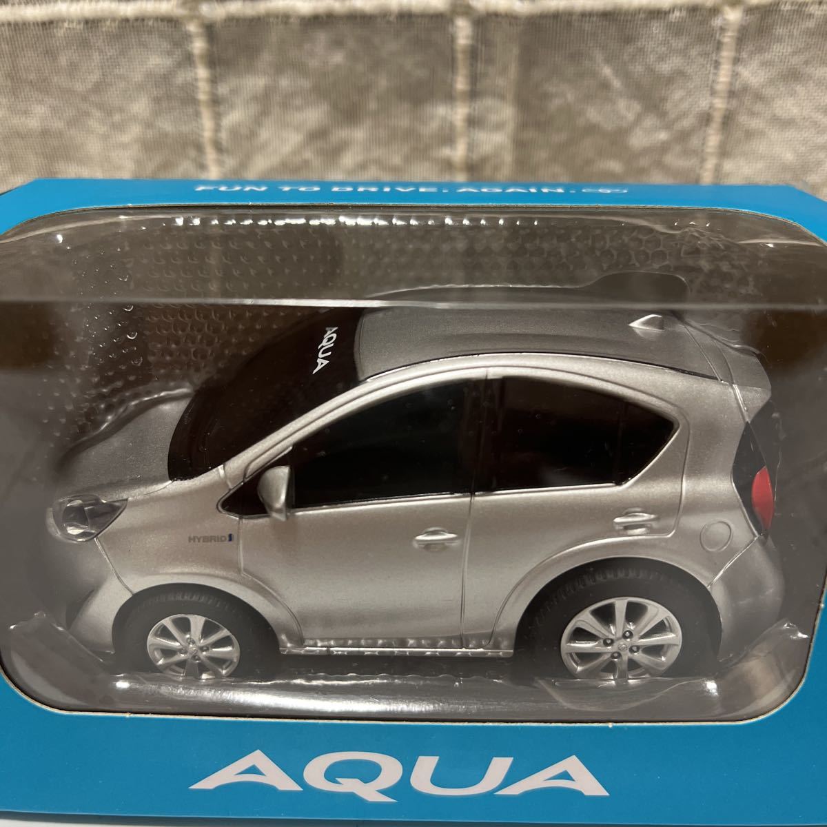 美品　ミニカー　トヨタ　アクア　TOYOTA AQUA　後期　シルバーメタリック　プルバックカー　非売品　カラーサンプル　ディーラー_画像2