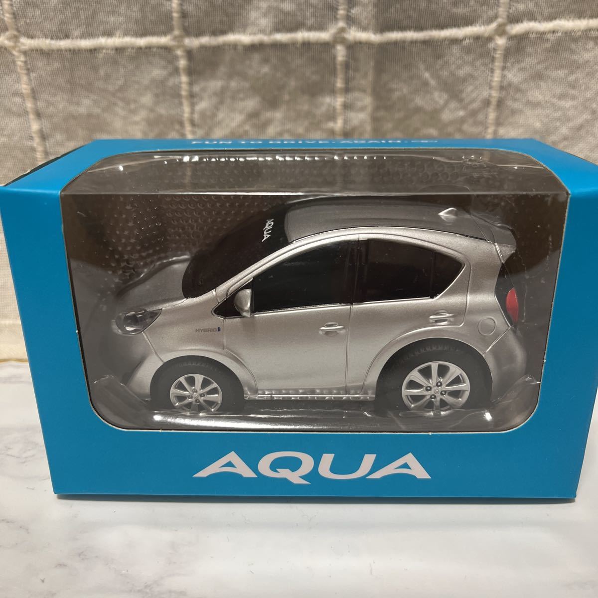 美品　ミニカー　トヨタ　アクア　TOYOTA AQUA　後期　シルバーメタリック　プルバックカー　非売品　カラーサンプル　ディーラー_画像1